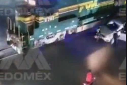 Video: Así se lo lleva el tren en Ecatepec, por creer que le podía ganar el paso